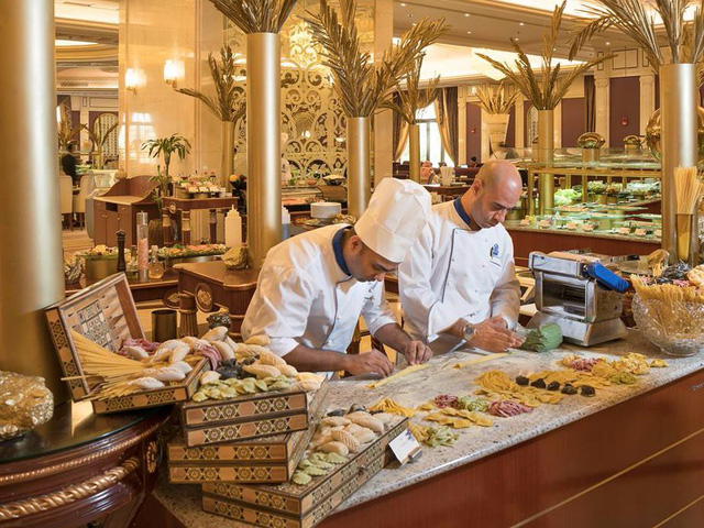 L&agrave; kh&aacute;ch sạn đẳng cấp 5 sao, Ritz-Carlton c&oacute; một nh&agrave; h&agrave;ng Italy, một nh&agrave; h&agrave;ng Trung Quốc v&agrave; khu vực buffet chung.