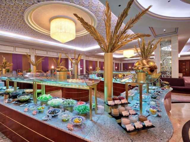 Ho&agrave;ng tử Alwaleed sở hữu 95% cổ phần tại Tập đo&agrave;n đầu tư khổng lồ Kingdom Holdings. Th&ocirc;ng qua tập đo&agrave;n n&agrave;y, Ho&agrave;ng tử Alwaleed nắm trong tay cổ phiếu của nhiều c&ocirc;ng ty nước ngo&agrave;i lớn như Citigroup, Twitter v&agrave; chuỗi kh&aacute;ch sạn Bốn m&ugrave;a.