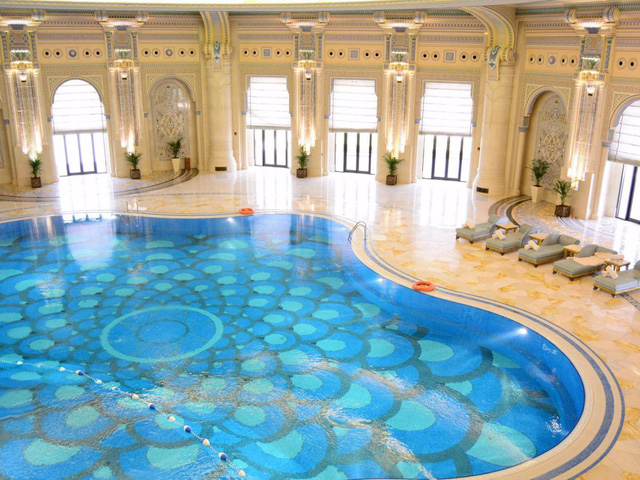 Ho&agrave;ng tử Alwaleed bin Talal, 62 tuổi, l&agrave; ch&aacute;u trai của Quốc vương Salman bin Abdulaziz al Saud v&agrave; l&agrave; anh họ của Th&aacute;i tử Mohammed bin Salman.