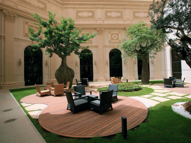 Ho&agrave;ng tử Alwaleed tốt nghiệp trường Menlo College tại Bắc California v&agrave; Đại học Syracuse trước khi th&agrave;nh lập Kingdom Holding v&agrave;o năm 1980.