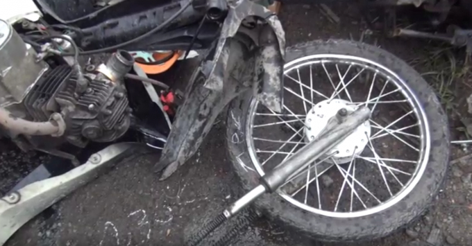 Chiếc xe m&aacute;y g&atilde;y đ&ocirc;i sau va chạm