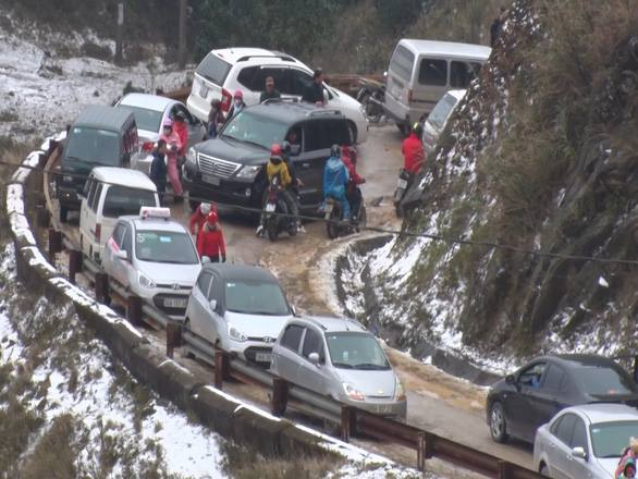 Nhiệt độ xuống mức &acirc;m, băng tuyết phủ trắng x&oacute;a đỉnh Mẫu Sơn