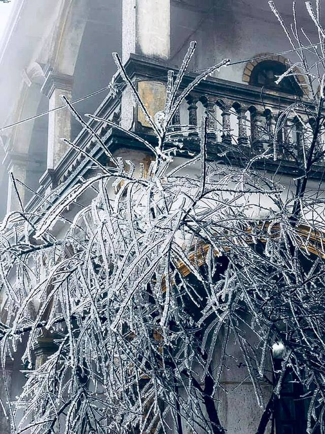 Một ng&ocirc;i nh&agrave; với lất phất lớp băng gi&aacute;.&nbsp;Ảnh: L&ecirc; Văn Thịnh