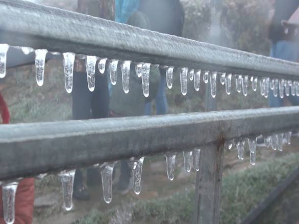 Nhiệt độ xuống mức &acirc;m, băng tuyết phủ trắng x&oacute;a đỉnh Mẫu Sơn