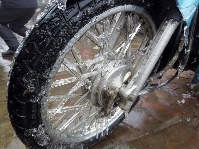 C&aacute;c phương tiện giao th&ocirc;ng như &ocirc; t&ocirc;, xe m&aacute;y cũng chịu chung cảnh bắng gi&aacute; phủ k&iacute;n khi để ngo&agrave;i trời.&nbsp;Ảnh: L&ecirc; Văn Thịnh