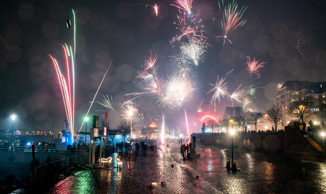 Ph&aacute;o hoa rực rỡ tr&ecirc;n bầu trời th&agrave;nh phố Hamburg, Đức.