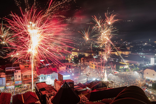 Hình ảnh các thành phố châu Âu tưng bừng đón năm mới