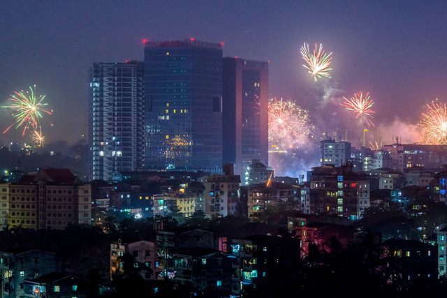 Yangon, Myanmar trong đ&ecirc;m giao thừa.