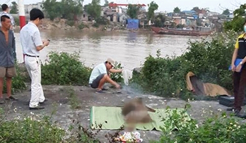 Bàng hoàng phát hiện thi thể người đàn ông lập lờ dưới sông