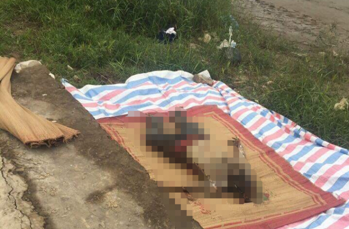 Thi thể người đ&agrave;n &ocirc;ng&nbsp;đang ph&acirc;n hủy, đầu kh&ocirc;ng c&oacute; t&oacute;c tr&ocirc;i dạt v&agrave;o bờ s&ocirc;ng Hồng.