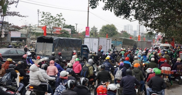 Người, xe lại "chôn chân" trên đường trở lại Hà Nội sau đợt nghỉ lễ