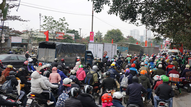 Đường Ngọc Hồi (Thanh Tr&igrave;, H&agrave; Nội) l&uacute;c 16h ng&agrave;y 1/1 rơi v&agrave;o t&igrave;nh trạng &ugrave;n tắc k&eacute;o d&agrave;i theo hướng Thường T&iacute;n - trung t&acirc;m H&agrave; Nội.