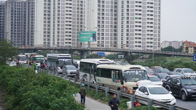 Cao tốc Ph&aacute;p V&acirc;n - Cầu Giẽ đoạn n&uacute;t giao gần bến xe Nước Ngầm &ugrave;n tắc k&eacute;o d&agrave;i theo chiều về nội th&agrave;nh H&agrave; Nội.