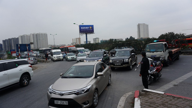 Tại đầu cao tốc Ph&aacute;p V&acirc;n - Cầu Giẽ, lực lượng chức năng kh&ocirc;ng cho phương tiện đi thẳng để v&agrave;o nội th&agrave;nh m&agrave; buộc phải rẽ phải một đoạn mới được quay đầu nhằm tr&aacute;nh &ugrave;n tắc tại n&uacute;t giao với đường Giải Ph&oacute;ng.