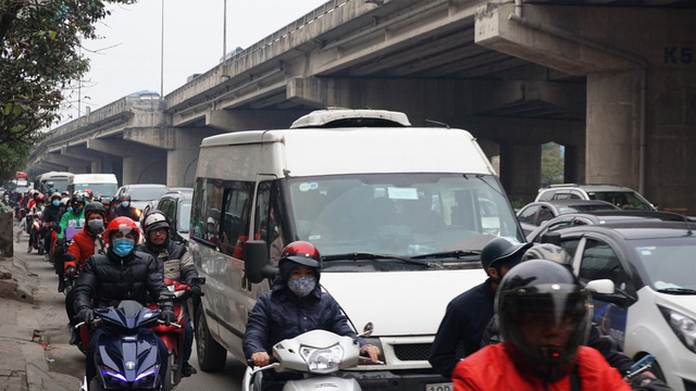 Trục đường trước cửa bến xe Nước Ngầm b&ecirc;n l&agrave;n di chuyển về đường Giải Ph&oacute;ng cũng &ugrave;n ứ k&eacute;o d&agrave;i.