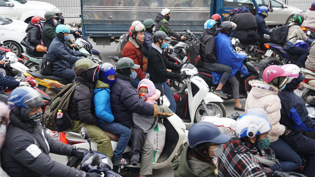 Nhiều xe m&aacute;y lỉnh kỉnh đồ đạc, đ&egrave;o b&ograve;ng trẻ nhỏ trở lại th&agrave;nh phố