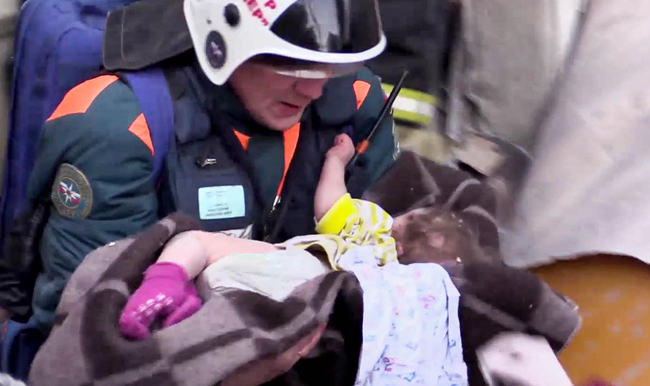 Cậu b&eacute; khi được đưa ra khỏi đống đổ n&aacute;t. Ảnh: NBC News