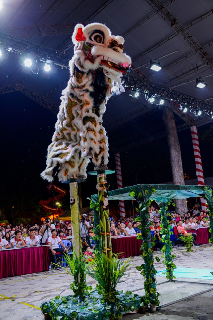 Ấn tượng nhất năm nay l&agrave; phần thi đấu đặc sắc, đa dạng v&agrave; cuốn h&uacute;t của 25 đo&agrave;n l&acirc;n sư rồng đến từ TP.HCM v&agrave; ba tỉnh l&acirc;n cận.