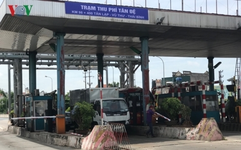 T&agrave;i xế phản đối trạm thu ph&iacute; BOT T&acirc;n Đệ bằng c&aacute;ch nhấc barie cho xe qua hoặc đ&acirc;m thẳng, hất tung barie trạm thu ph&iacute; n&agrave;y.