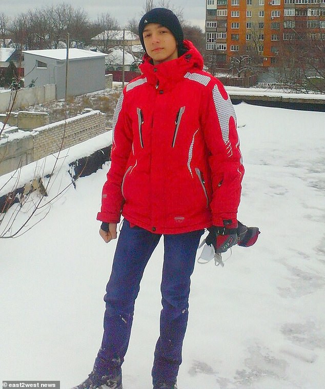 Cậu b&eacute; Firsov muốn thực hiện h&agrave;nh vi mạo hiểm để được ch&uacute; &yacute; tr&ecirc;n mạng x&atilde; hội.