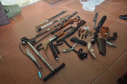 &nbsp;Lực lượng c&ocirc;ng an cũng ph&aacute;t hiện v&agrave; thu giữ 3 khẩu s&uacute;ng v&agrave; nhiều đạn của s&uacute;ng qu&acirc;n dụng: K54, AK; trung li&ecirc;n RPD&hellip; nhiều dao kiếm c&aacute;c loại. Ảnh: C&ocirc;ng an tỉnh Hải Dương