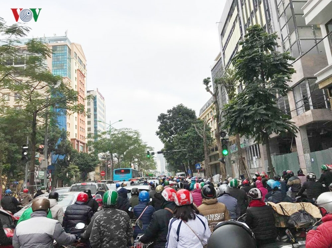 &Ugrave;n tắc giao th&ocirc;ng trước ng&atilde; tư cắt giữa L&aacute;ng Hạ v&agrave; đường Đ&ecirc; La Th&agrave;nh.