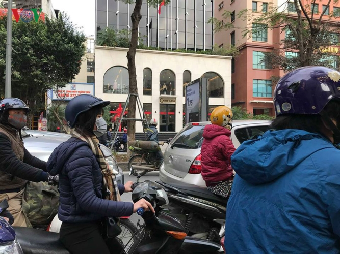 C&aacute;c phương tiện n&iacute;ch từng cm tr&ecirc;n đường L&aacute;ng Hạ.