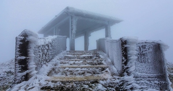 Ô tô, xe máy “đóng băng” trên đỉnh Mẫu Sơn