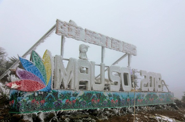 S&aacute;ng 31/12/2018, nhiệt độ thấp nhất ở Mẫu Sơn (Lạng Sơn) l&agrave; -0,6 độ C. Nhiệt độ xuống thấp khiến sương, nước đ&oacute;ng băng gi&aacute;.