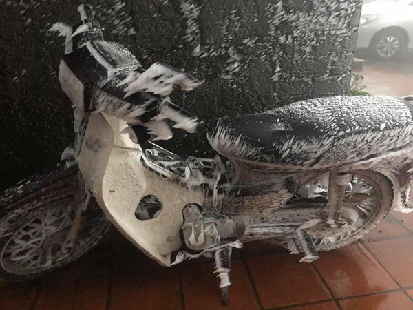 &Ocirc; t&ocirc;, xe m&aacute;y &ldquo;đ&oacute;ng băng&rdquo; tr&ecirc;n đỉnh Mẫu Sơn