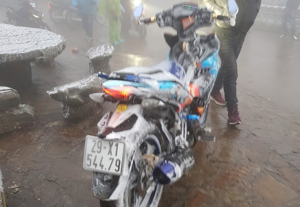 &Ocirc; t&ocirc;, xe m&aacute;y &ldquo;đ&oacute;ng băng&rdquo; tr&ecirc;n đỉnh Mẫu Sơn