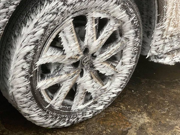 Ô tô, xe máy “đóng băng” trên đỉnh Mẫu Sơn