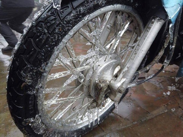 ... xe m&aacute;y bằng băng tuyết.