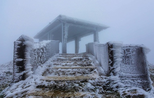 &Ocirc; t&ocirc;, xe m&aacute;y &ldquo;đ&oacute;ng băng&rdquo; tr&ecirc;n đỉnh Mẫu Sơn