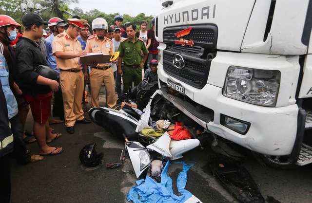 Vụ tai nạn xảy ra v&agrave;o chiều n&agrave;y 2/1 tại Long An. Ảnh: D&acirc;n Tr&iacute;