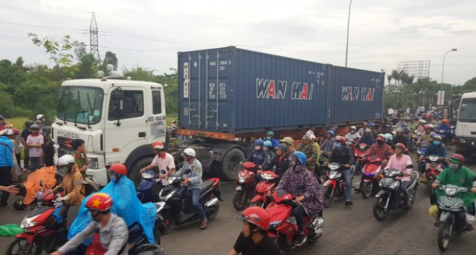 Xe container vừa g&acirc;y tai nạn thảm khốc ở Long An. (Ảnh L&ecirc; Trai)