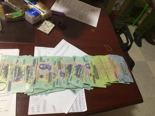 Tiền mặt lực lượng chức năng thu giữ tại c&aacute;c chi nh&aacute;nh cho vay l&atilde;i nặng.