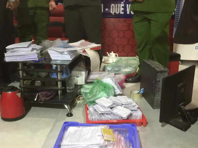 H&agrave;ng ngh&igrave;n hồ sơ cho c&ocirc;ng nh&acirc;n, người lao động vay l&atilde;i nặng bị lực lượng chức năng thu giữ.