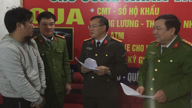 Đại t&aacute; Nguyễn Văn Long (đeo k&iacute;nh) - Gi&aacute;m đốc C&ocirc;ng an tỉnh v&agrave; Đại t&aacute; Phạm Văn Lương = Ph&oacute; gi&aacute;m đốc CA tỉnh trực tiếp xuống hiện trường chỉ đạo ph&aacute; chuy&ecirc;n &aacute;n