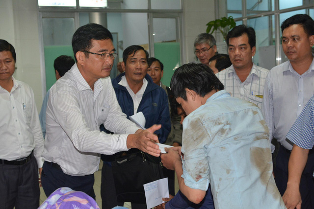 &Ocirc;ng Phạm Văn Cảnh - Ph&oacute; Chủ tịch UBND tỉnh Long An thăm hỏi c&aacute;c nạn nh&acirc;n tại BV Đa khoa Tỉnh Long An