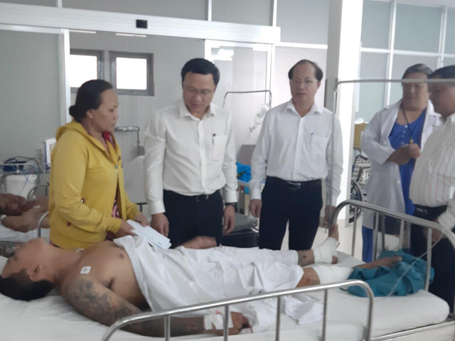 &Ocirc;ng Khuất Việt H&ugrave;ng - Ph&oacute; Chủ tịch Chuy&ecirc;n tr&aacute;ch Ủy ban ATGT Quốc gia, đến thăm hỏi 4 nạn nh&acirc;n đang điều trị tại BV Đa khoa Long An