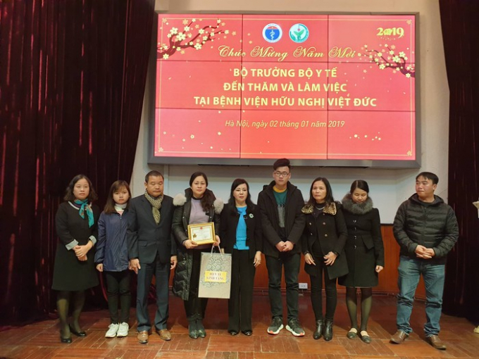 Bộ trưởng Bộ Y tế trao kỷ niệm chương cho gia đ&igrave;nh anh Dương Hồng Qu&yacute;