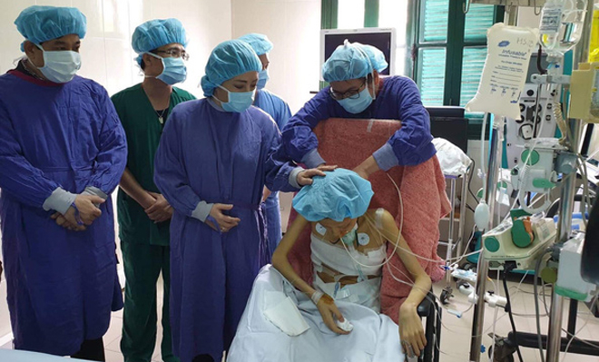 Bộ trưởng thăm bệnh nh&acirc;n được gh&eacute;p phổi của anh Qu&yacute; tại Bệnh viện Việt Đức.&nbsp;Ảnh:&nbsp;Tuấn Dũng.