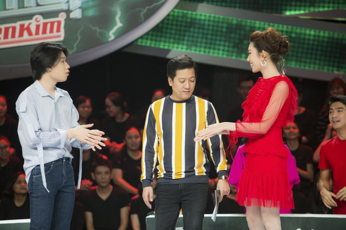 Th&uacute;y Ng&acirc;n, Angela Phương Trinh đ&ugrave;a giỡn nhắng nh&iacute;t khi đi quay gameshow