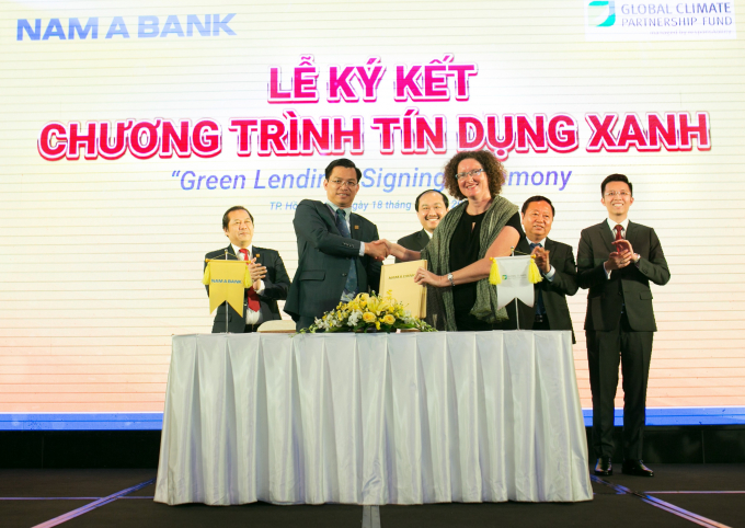 &Ocirc;ng Trần Ngọc T&acirc;m &ndash; Tổng Gi&aacute;m đốc Nam A Bank v&agrave; B&agrave; Maud Savary Mornet &ndash; Gi&aacute;m đốc GCPF Khu vực Ch&acirc;u &Aacute; Th&aacute;i B&igrave;nh Dương c&ugrave;ng k&yacute; kết hợp t&aacute;c triển khai chương tr&igrave;nh T&iacute;n dụng xanh.