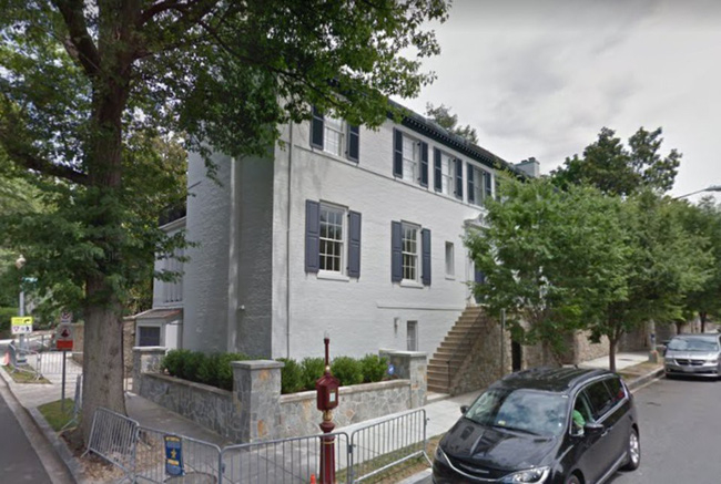 Ivanka v&agrave; Jared hiện đang thu&ecirc; một căn nh&agrave; rộng 650 m2 tại khu Kalorama, ph&iacute;a t&acirc;y bắc Washington, DC với gi&aacute; 15.000 USD mỗi th&aacute;ng.