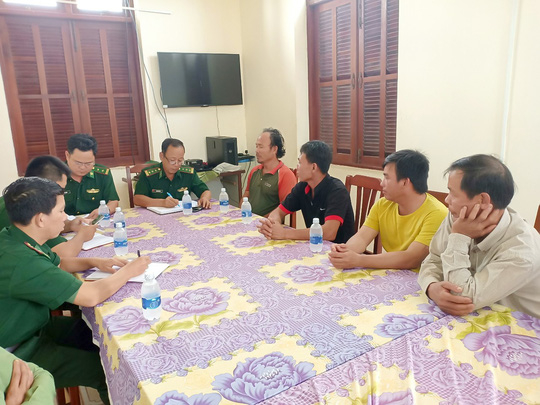 Những thuyền vi&ecirc;n may mắn tho&aacute;t chết sau vụ ch&igrave;m t&agrave;u (b&igrave;a phải).