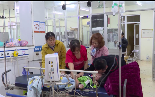 Cả 3 &ocirc;ng ch&aacute;u &ocirc;ng C nhập viện trong t&igrave;nh trạng bị k&iacute;ch th&iacute;ch, b&aacute;c sĩ bước đầu nghi ngờ c&oacute; dấu hiệu bị ngộ độc thực phẩm chức năng.