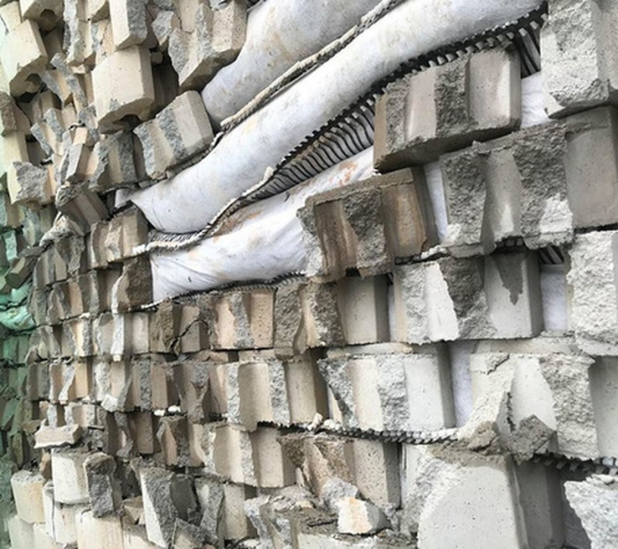 Nhiều mảng tường vỡ n&aacute;t, rơi xuống dưới.