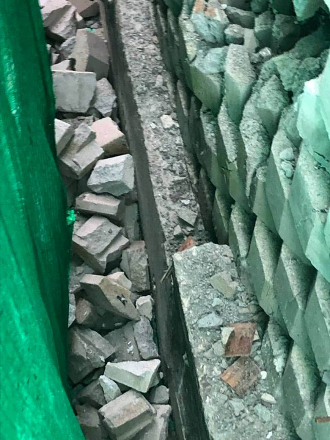 Gạch từ tường th&agrave;nh đổ xuống khu vực nh&agrave; d&acirc;n